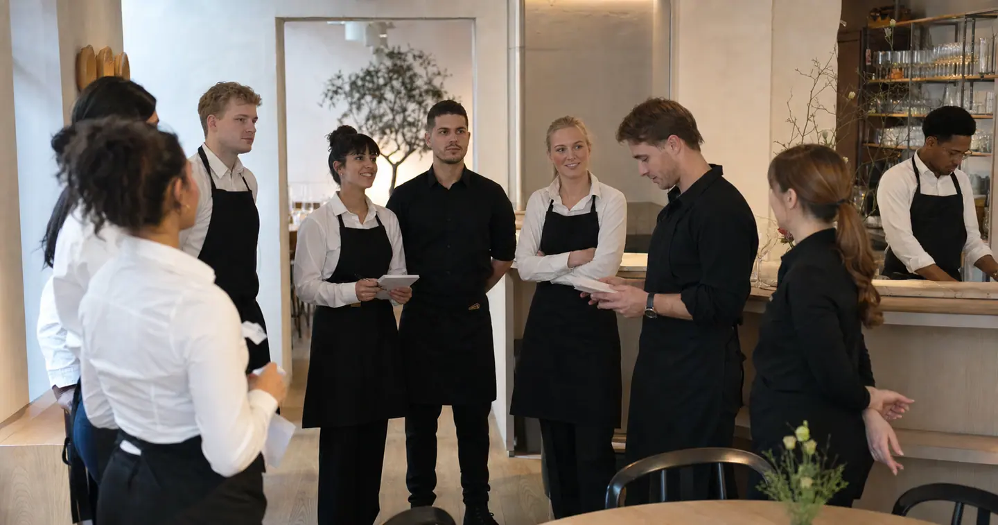 Illustrativt restaurantteam samlet før service