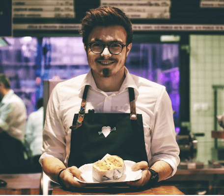 Professionel bartender arbejder på københavnsk venue