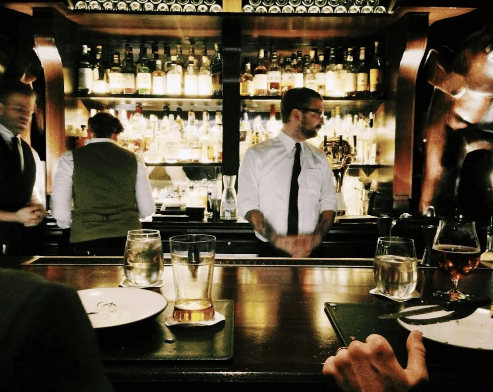 Tjener serverer på københavnsk restaurant